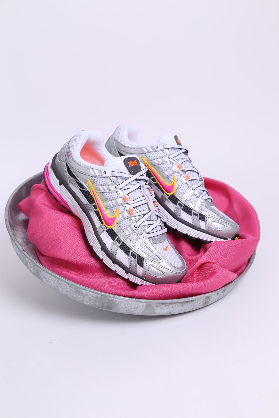 Nike P-6000 F. - Laser Fushia