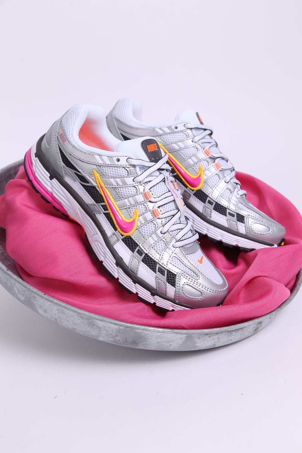 Nike P-6000 F. - Laser Fushia