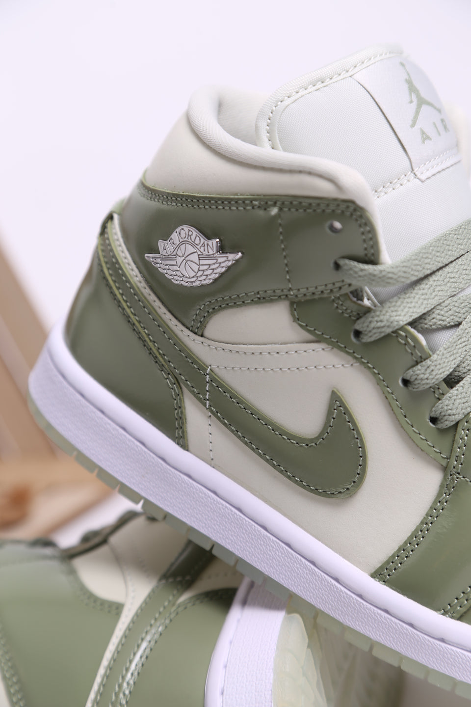 Air Jordan 1 Mid Wmns - Sea Glass Oil Green