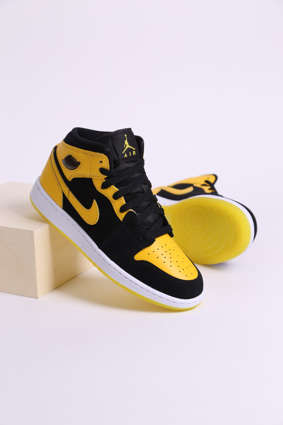 Air Jordan 1 Mid SE Youth ''New Love''
