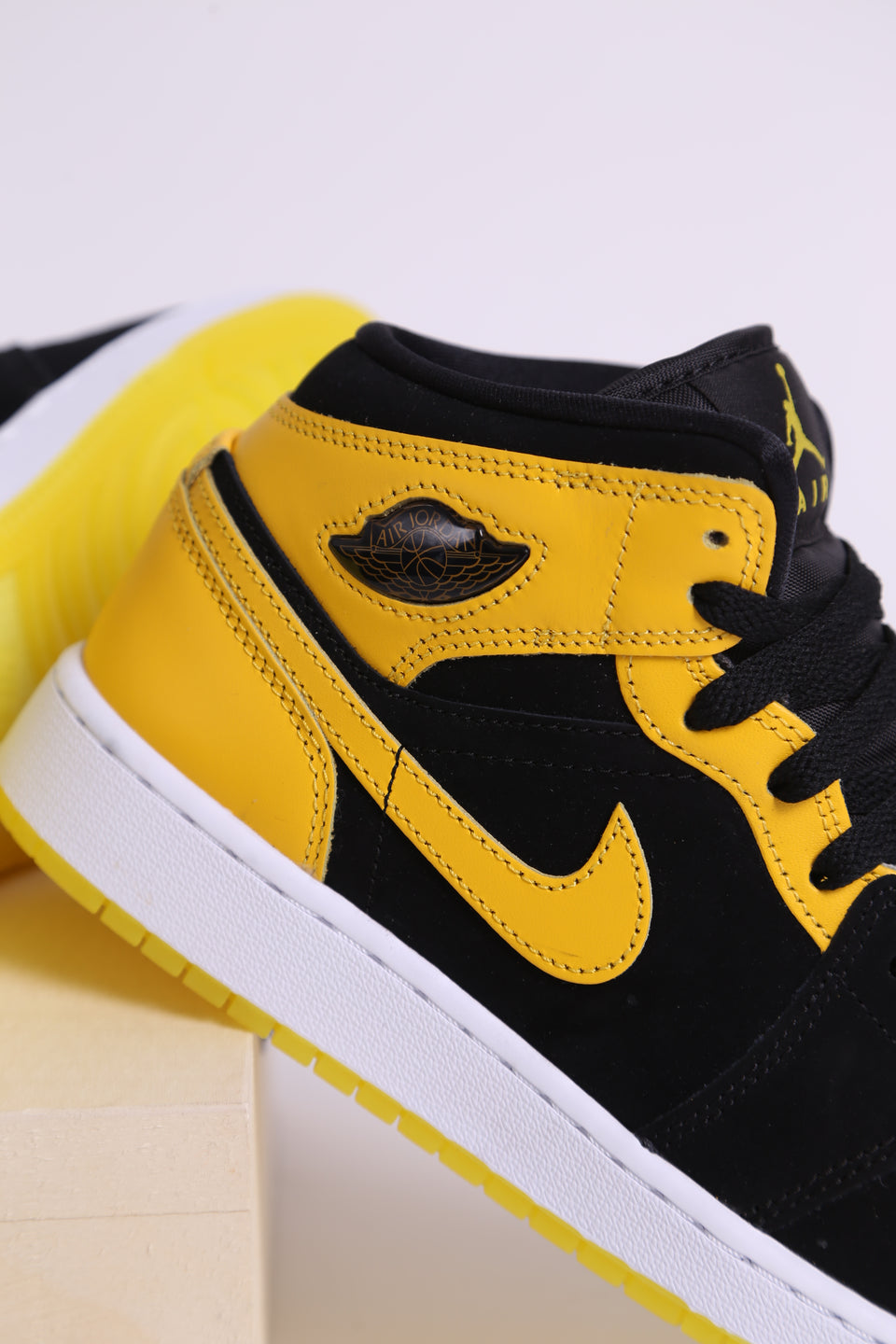 Air Jordan 1 Mid SE Youth ''New Love''
