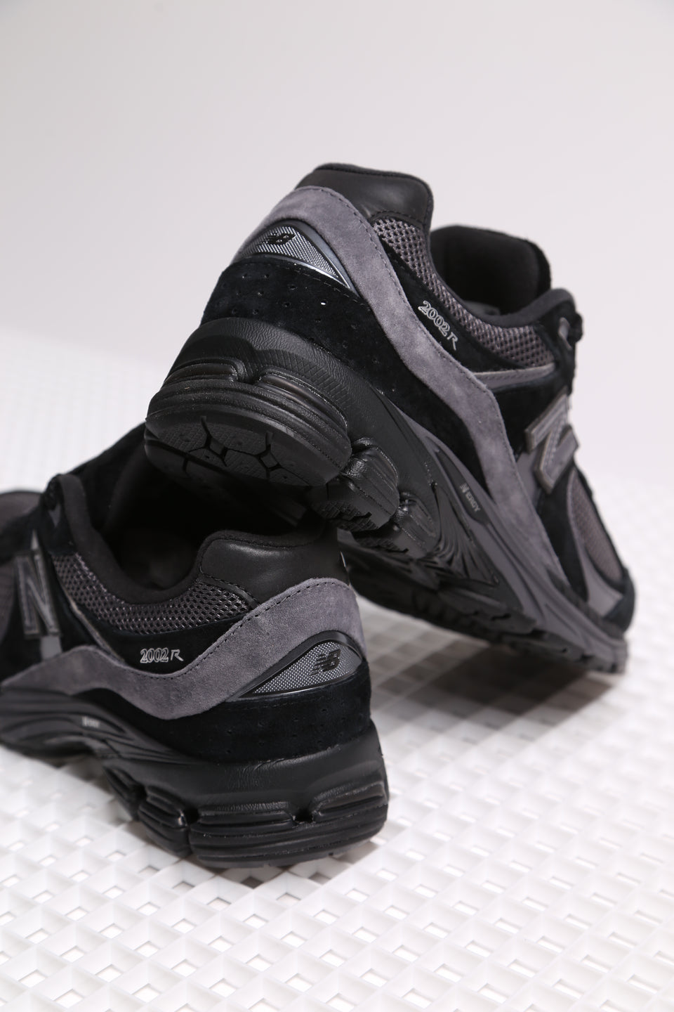 New Balance 2002R - Black Grey