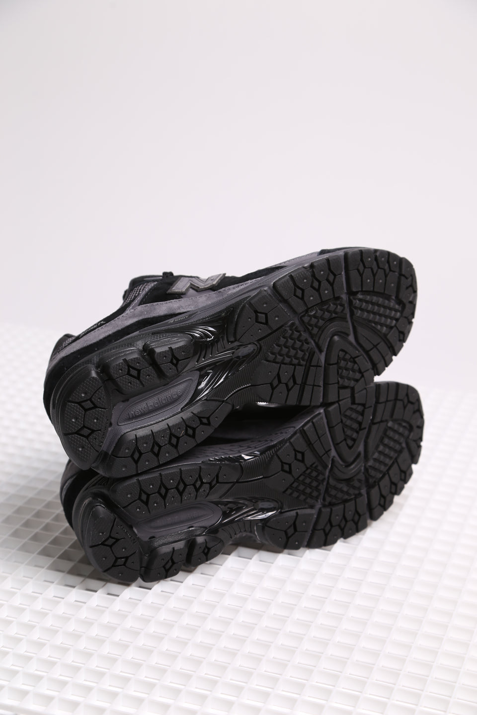 New Balance 2002R - Black Grey