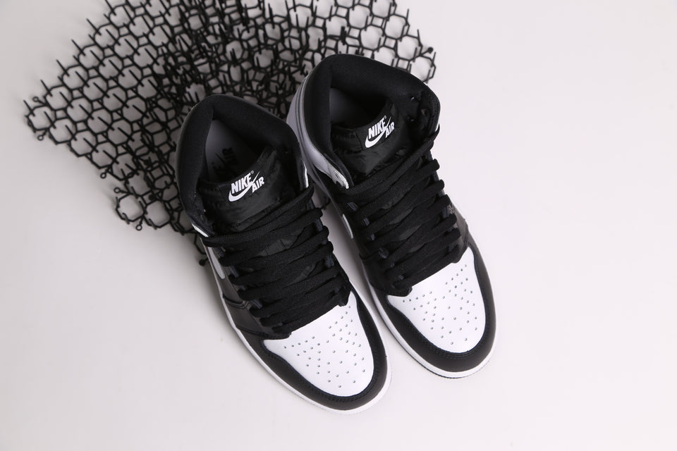 Air Jordan 1 Retro High OG - Black & White