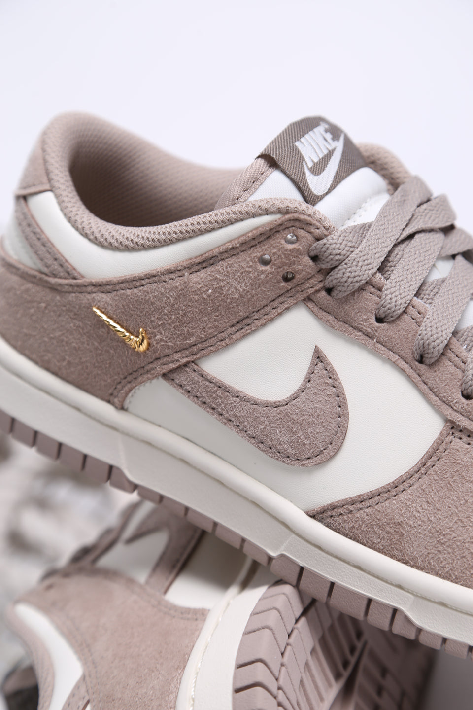 Nike Dunk Low Wmns - Malt Gold Mini Swoosh