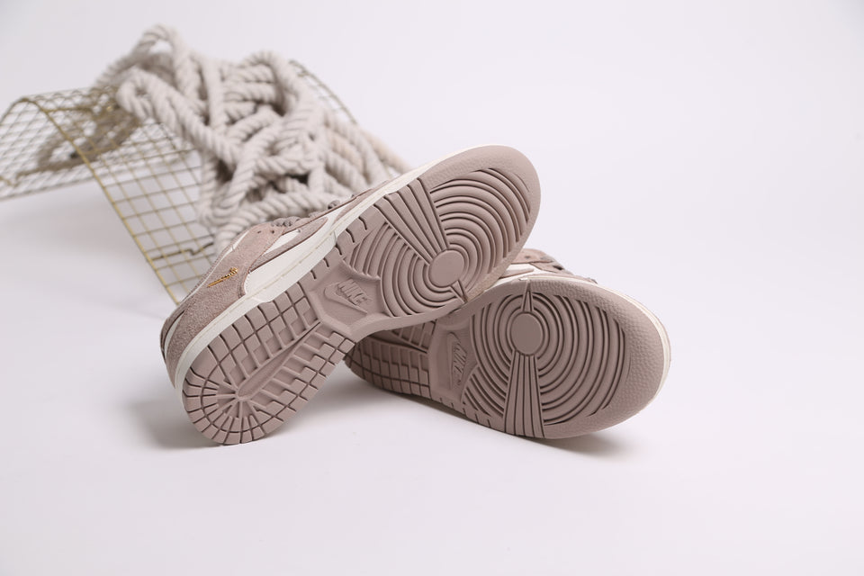 Nike Dunk Low Wmns - Malt Gold Mini Swoosh
