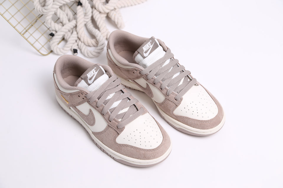 Nike Dunk Low Wmns - Malt Gold Mini Swoosh