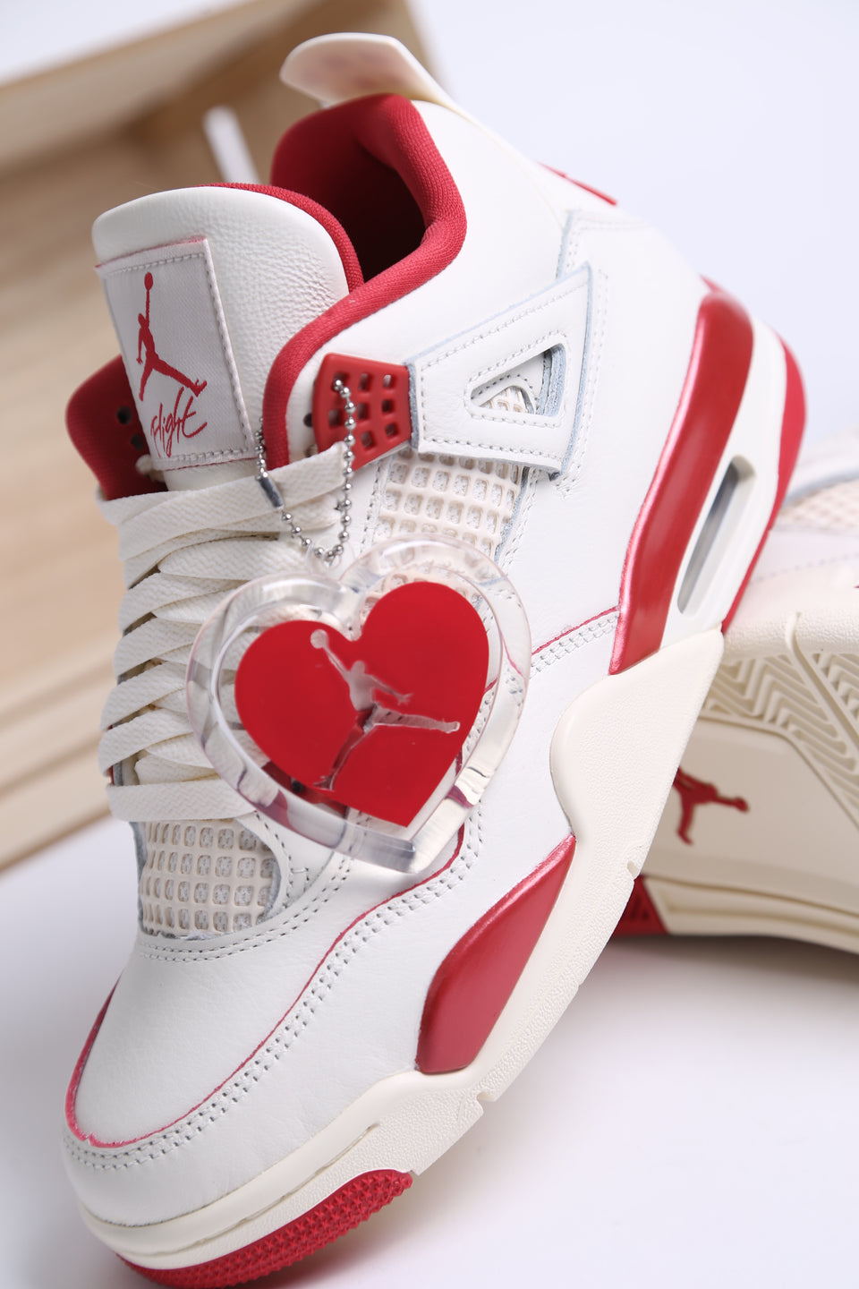 Air Jordan 4 Retro Wmns - Valentine 🚨 Disponible le 7 Fevrier 🚨