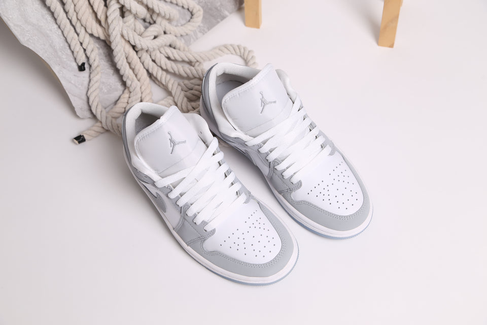 Air Jordan 1 Low Wmns - Wolf Grey