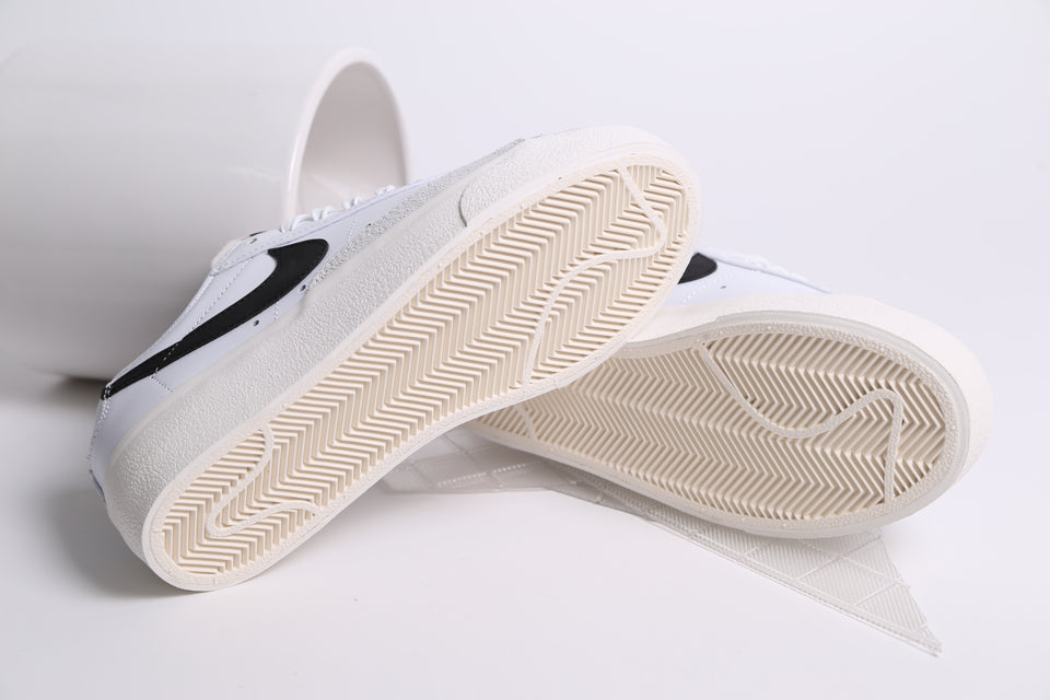 Nike Blazer Low Platform F. - White & Black