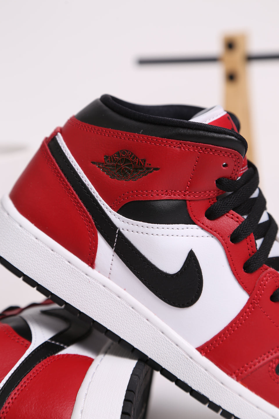 Air Jordan 1 Mid GS - Chicago Black Toe