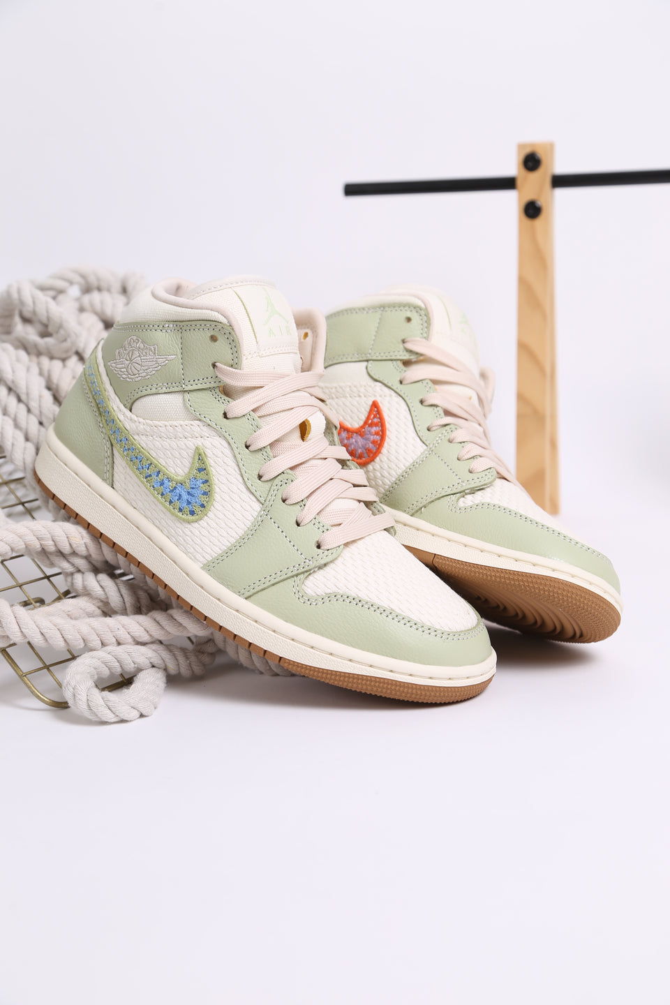 Air Jordan 1 Mid SE WMNS - Olive Aura