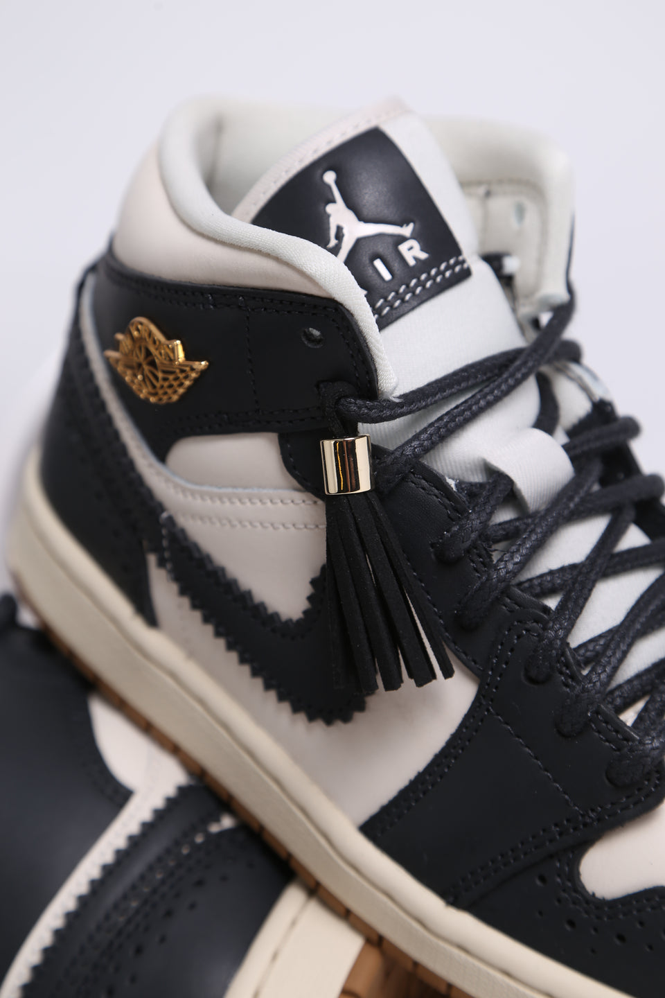 Air Jordan 1 Mid SE Wmns - Off Noir Chalk