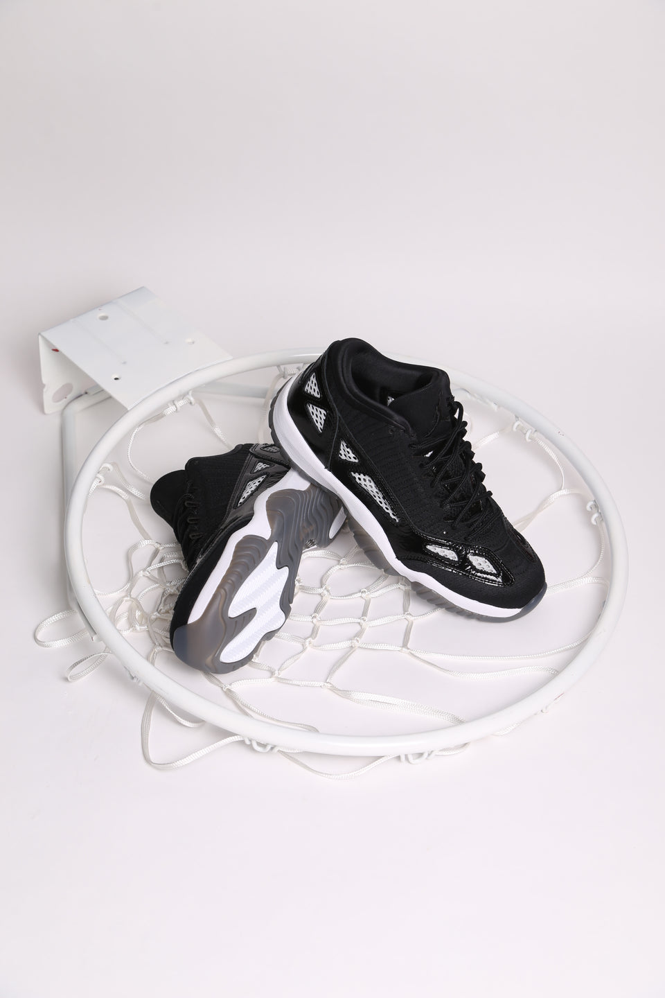 Air Jordan 11 IE Low - Black & White