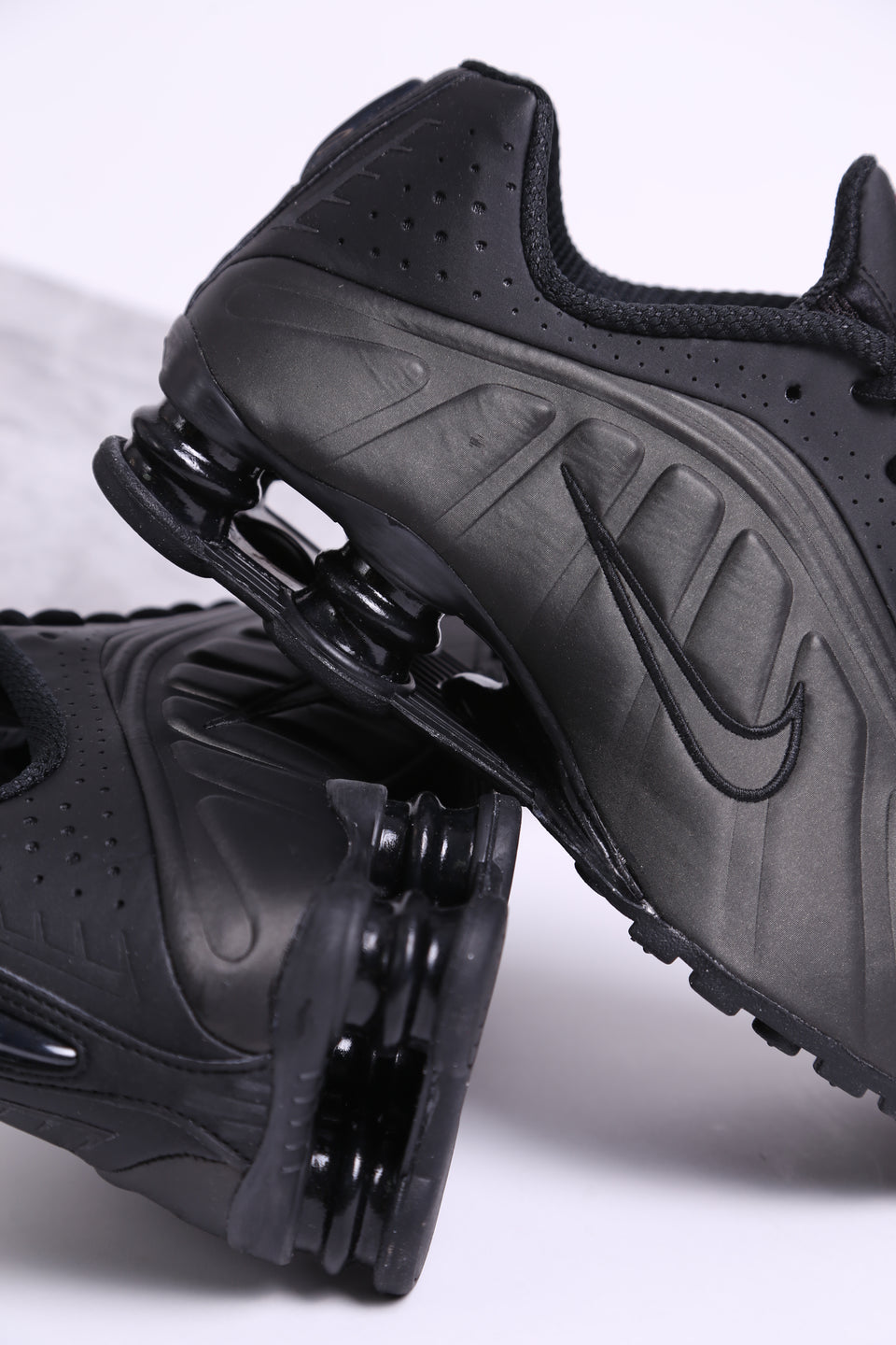 Nike Shox R4 - Black Bright Crimson